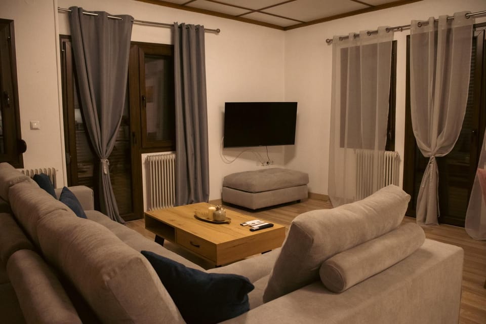 TV and multimedia, Living room, Seating area, Evening entertainment