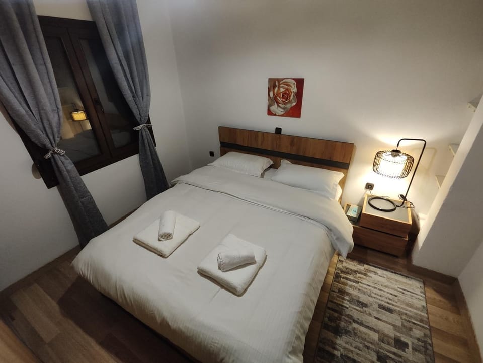 Bed, Photo of the whole room, Bedroom, towels