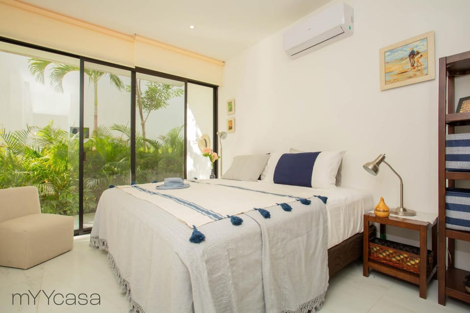 Bed, Living room, Photo of the whole room, Seating area, Bedroom, air conditioner