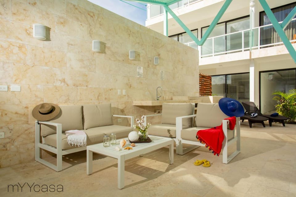 Patio, Day, Living room, Seating area, sunbed