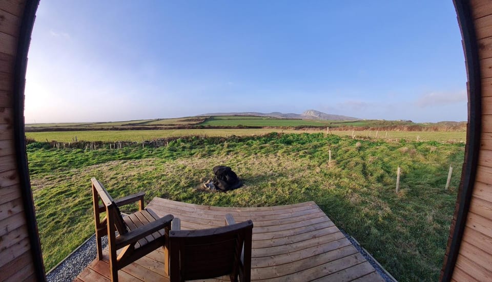Day, Natural landscape, BBQ facilities, Seating area, Pets, Pets, Mountain view, Sea view