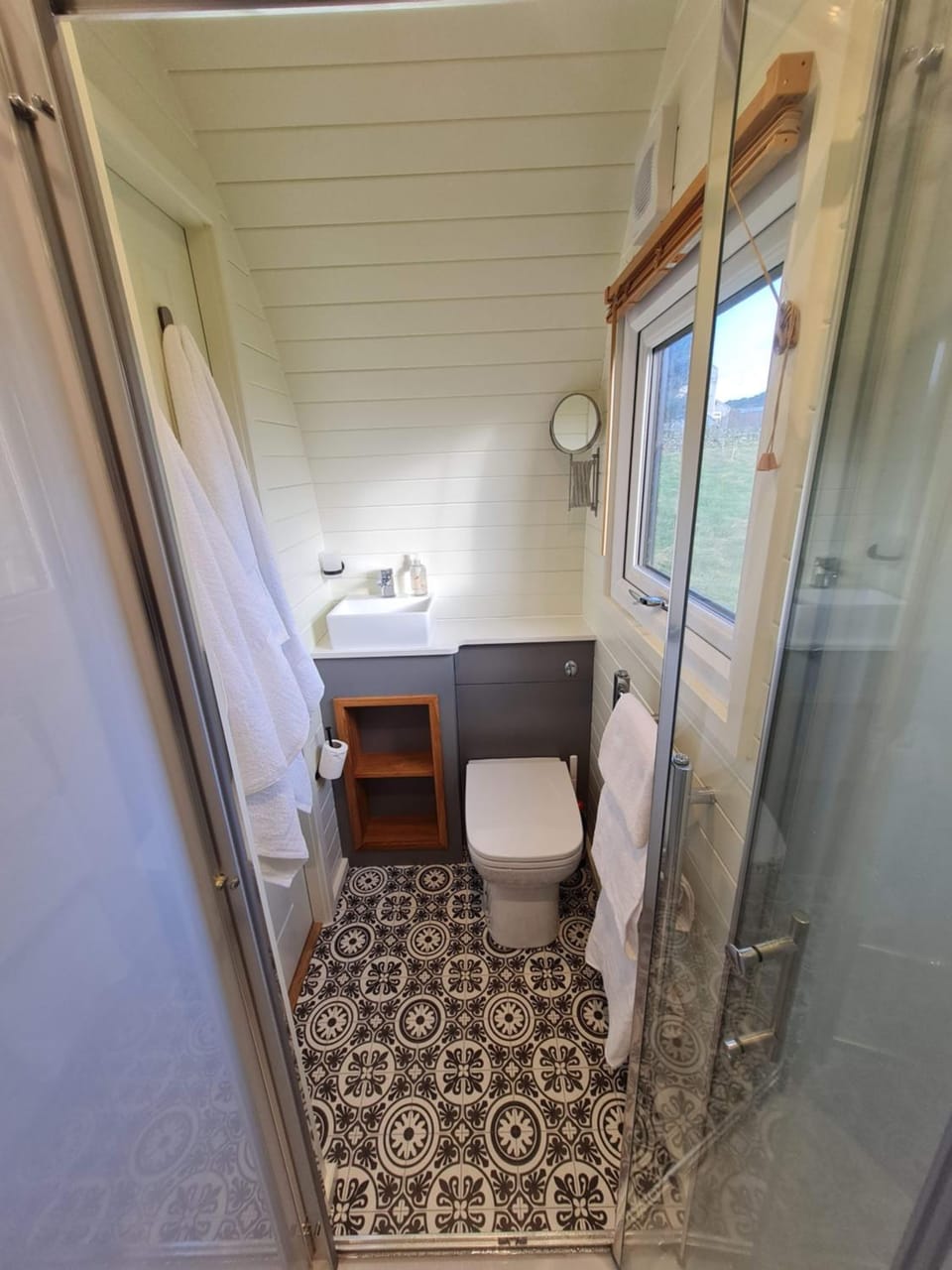 Shower, Toilet