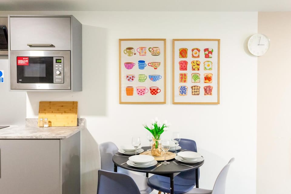 Kitchen or kitchenette, Food and drinks, Dining area, oven