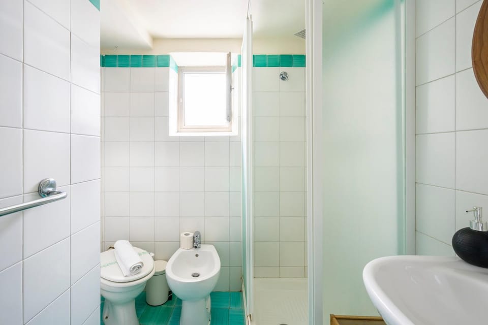 Shower, Toilet, Bathroom, bidet, towels