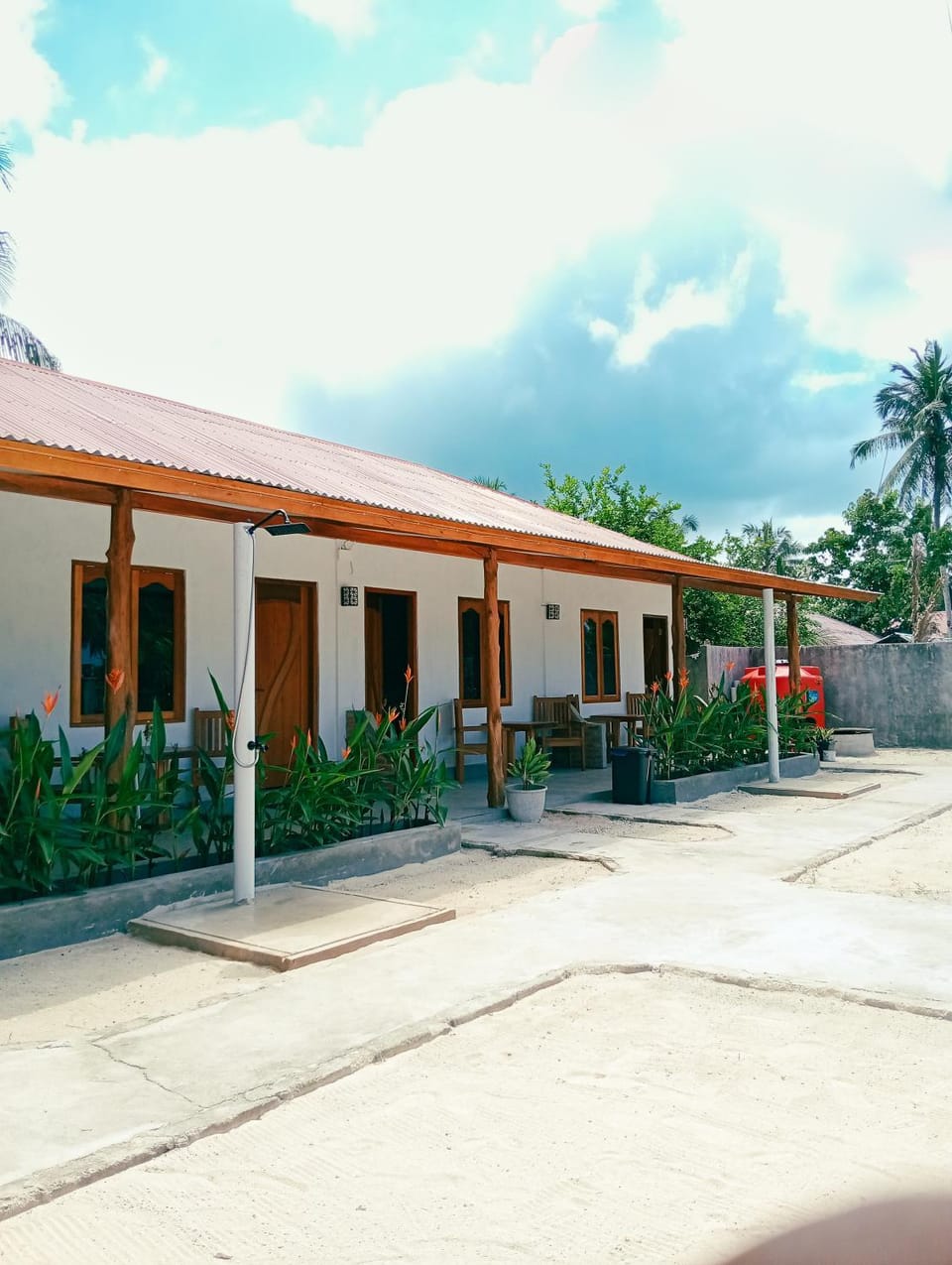 Property building, Day, Neighbourhood, Balcony/Terrace