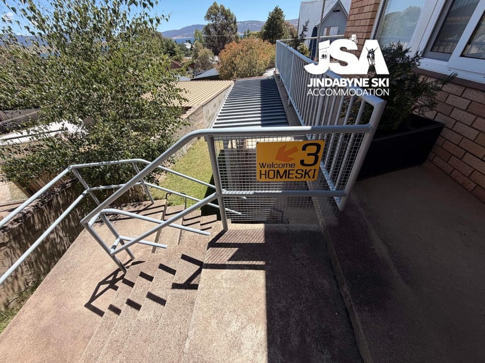 Property building, Facade/entrance, Property logo or sign, Balcony/Terrace
