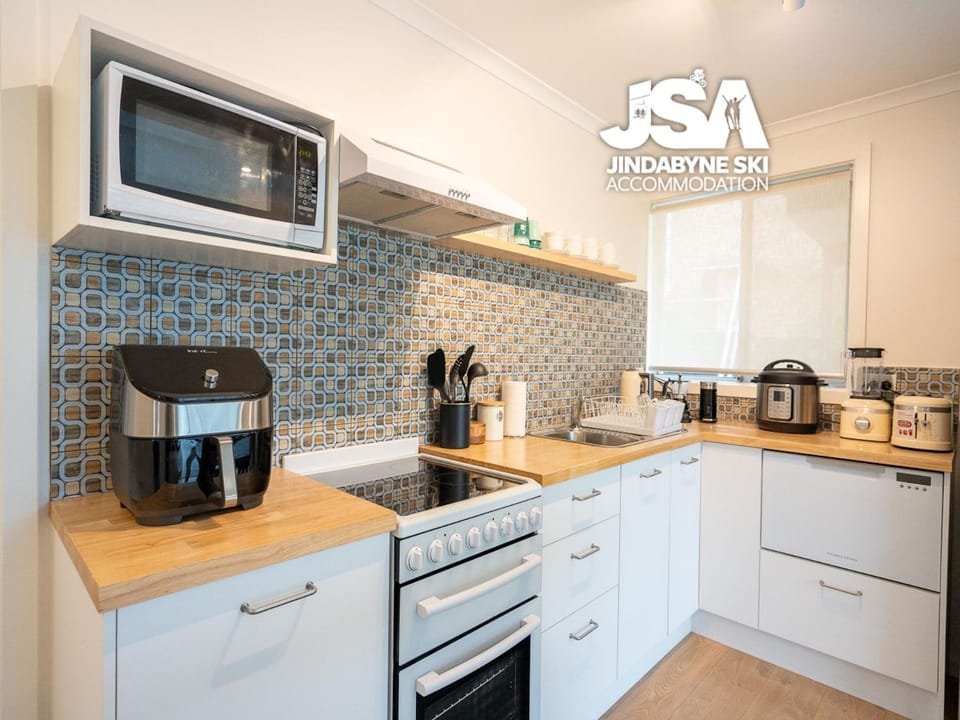 Coffee/tea facilities, Kitchen or kitchenette, dishwasher, oven, stove