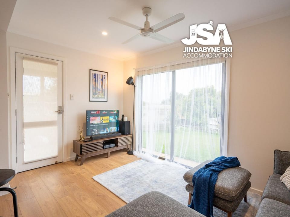 Communal lounge/ TV room, TV and multimedia, Living room, Seating area