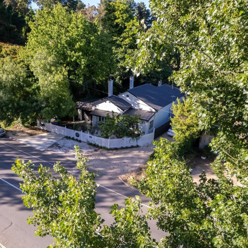 Property building, Spring, Day, Neighbourhood, Natural landscape, Garden, Garden view, Street view