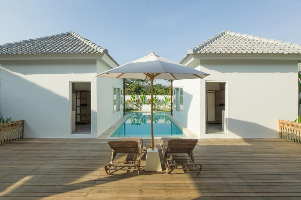 Property building, Pool view, Swimming pool, sunbed