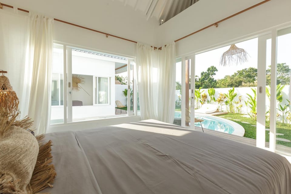 Bed, View (from property/room), Balcony/Terrace, Photo of the whole room, Bedroom, Pool view