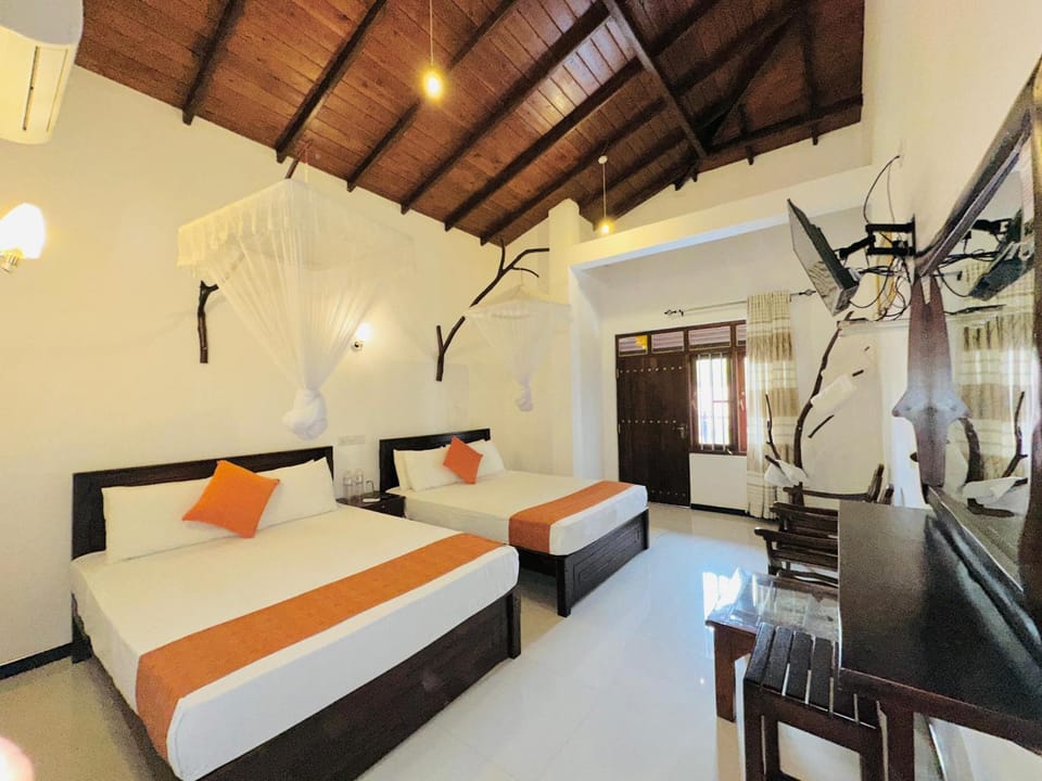 Communal lounge/ TV room, Bed, TV and multimedia, Photo of the whole room, Evening entertainment, Bedroom, fireplace