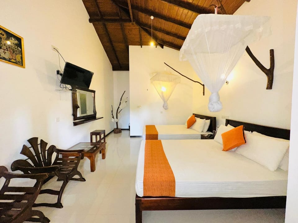 Communal lounge/ TV room, Bed, TV and multimedia, Living room, Photo of the whole room, Seating area, Evening entertainment, Bedroom