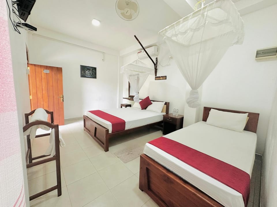 Bed, TV and multimedia, Photo of the whole room, Bedroom, fireplace, air conditioner