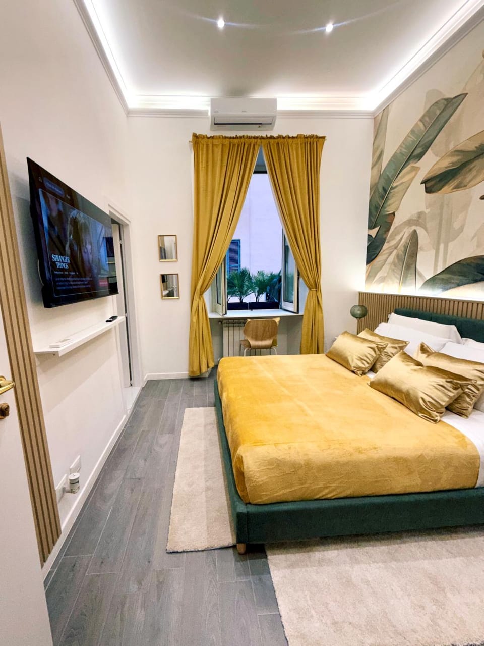 Bed, TV and multimedia, Bedroom