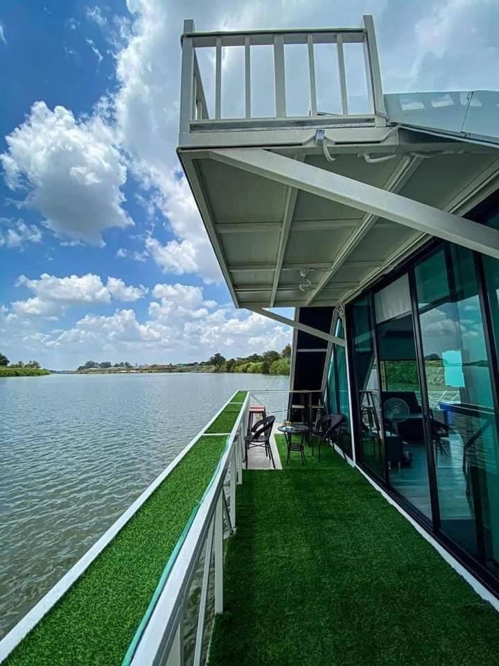 แพรุ่งธารา ไชโย (Rungtara Houseboats) Docked boat in Thailand