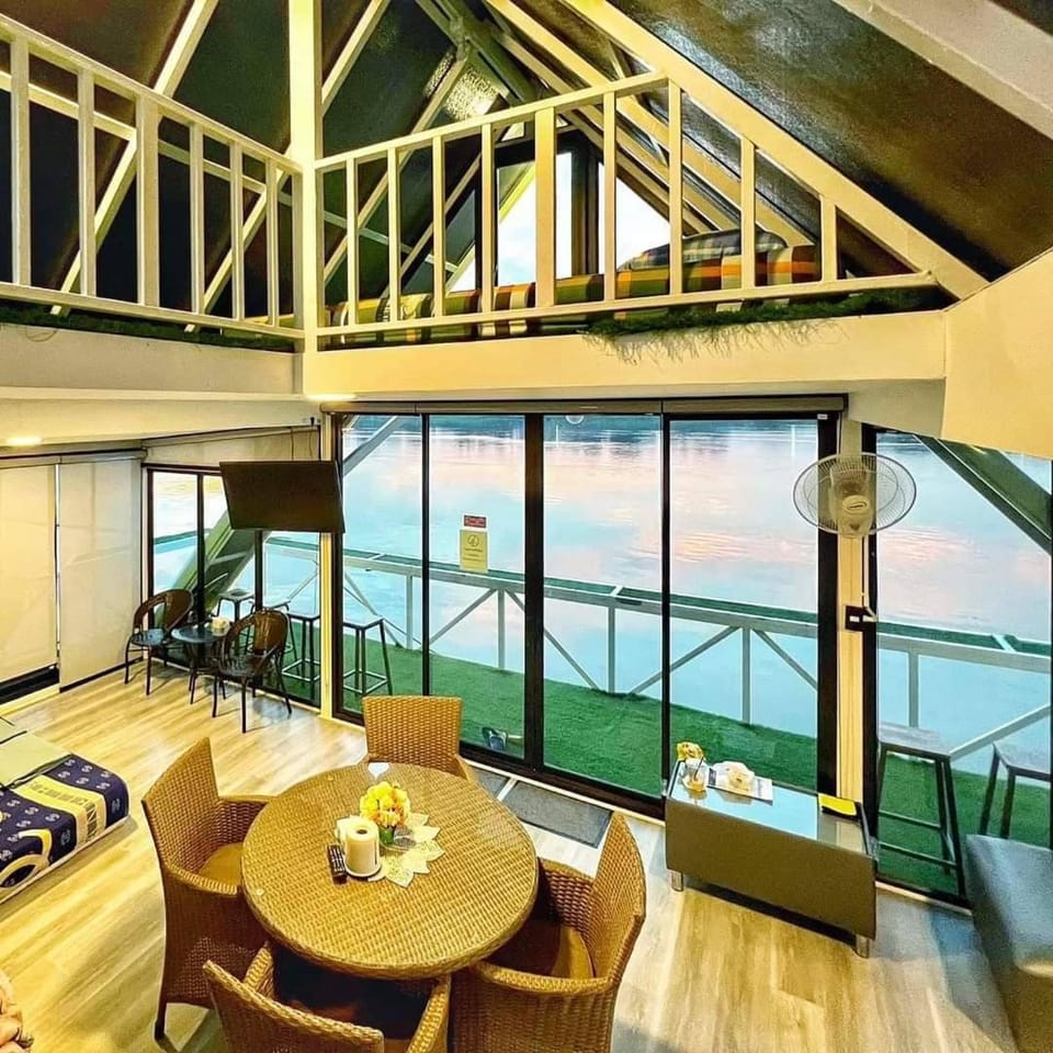 แพรุ่งธารา ไชโย (Rungtara Houseboats) Docked boat in Thailand