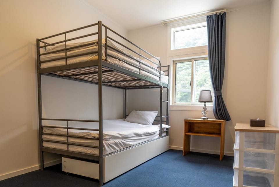 Bedroom, bunk bed