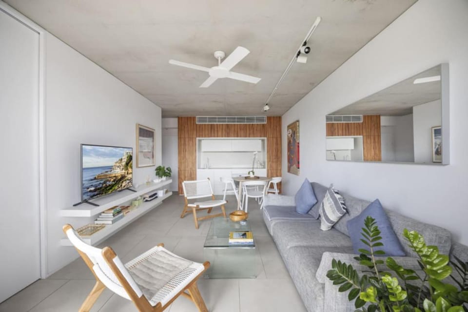 Modern Beach Ocean View 1 BDR Parking Balcony AC Apartment in Sydney