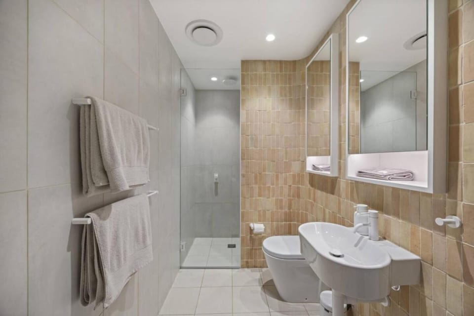 Modern Beach Ocean View 1 BDR Parking Balcony AC Apartment in Sydney