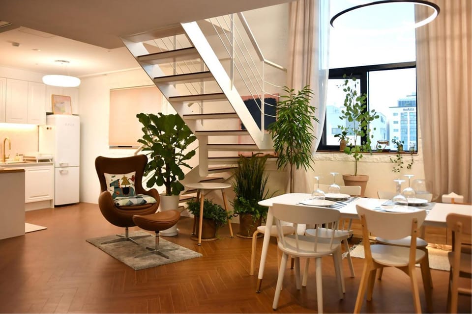 Kitchen or kitchenette, Living room, Seating area, Dining area