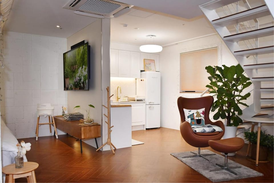 TV and multimedia, Kitchen or kitchenette, Living room, Seating area