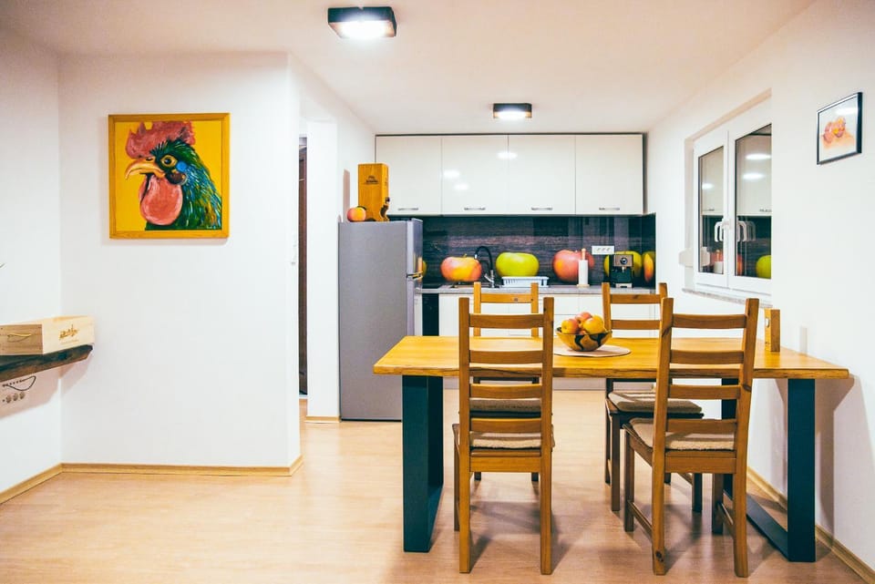 Kitchen or kitchenette, Dining area