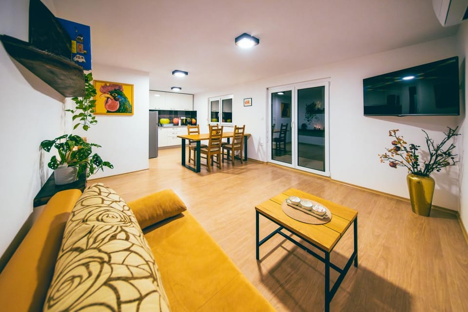 TV and multimedia, Kitchen or kitchenette, Living room, Seating area, Dining area