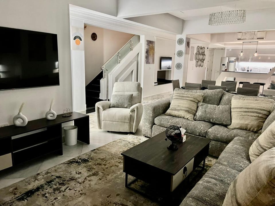 Communal lounge/ TV room, Game Room, TV and multimedia, Living room, Seating area, Evening entertainment