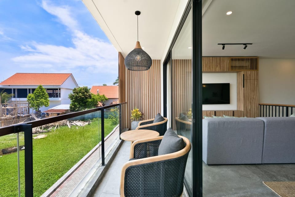 Patio, Communal lounge/ TV room, Day, TV and multimedia, View (from property/room), Balcony/Terrace, Living room, Seating area