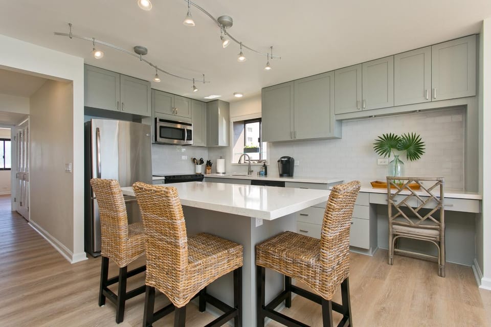 Kitchen or kitchenette, Seating area, Dining area