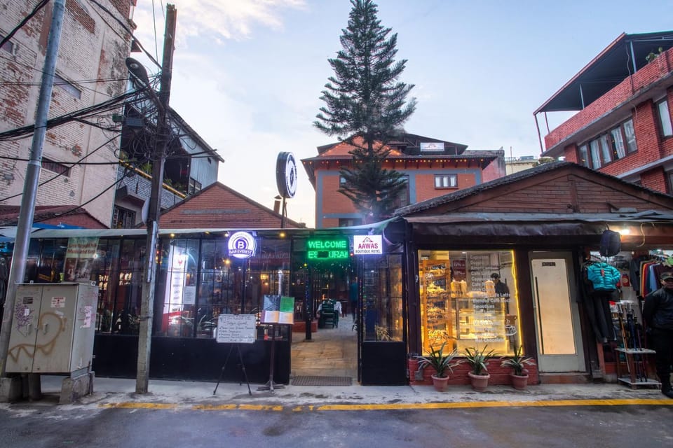 Property building, Restaurant/places to eat, Neighbourhood, City view, Street view, Location