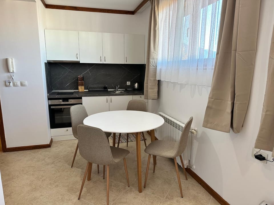Kitchen or kitchenette, Dining area, pet friendly, stove