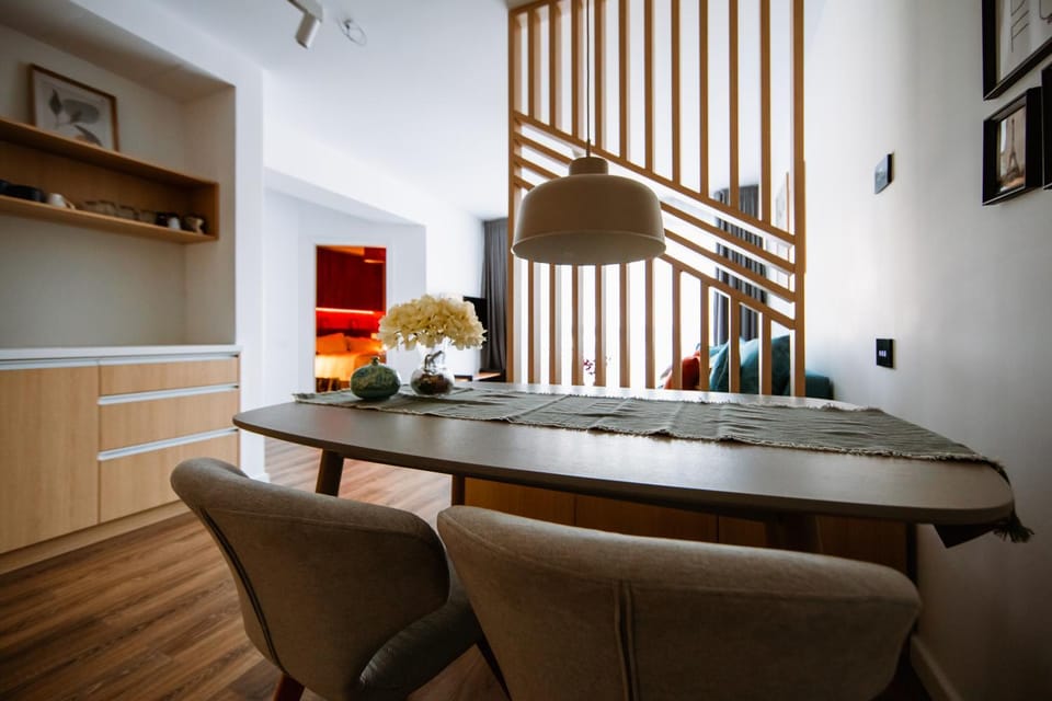 Kitchen or kitchenette, Seating area, Dining area