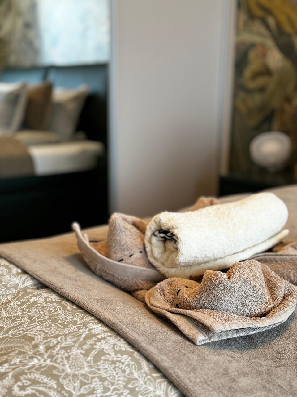 Bed, Bedroom, towels