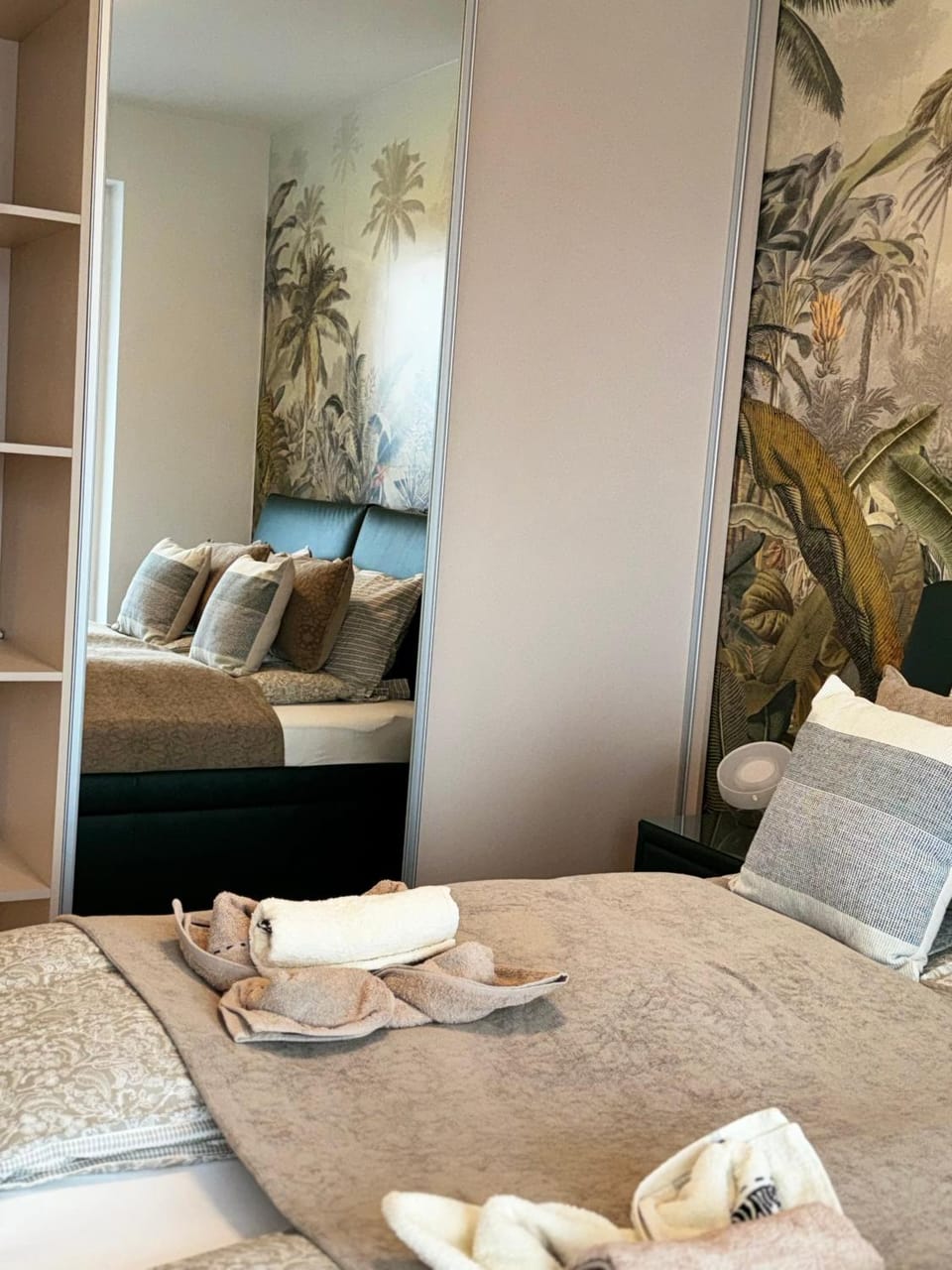 Bed, Bedroom, towels