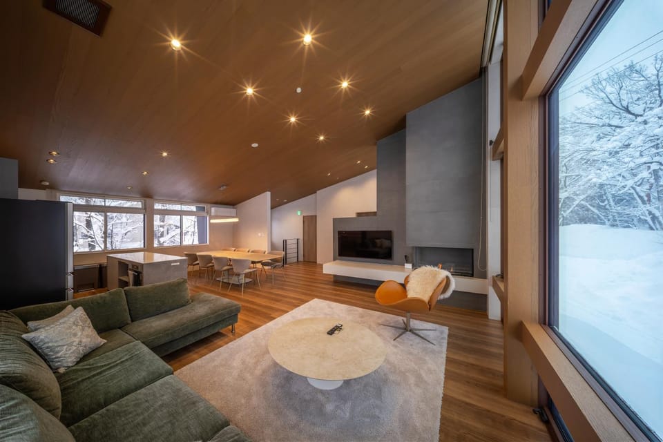Communal lounge/ TV room, Winter, TV and multimedia, Living room, Seating area, Evening entertainment