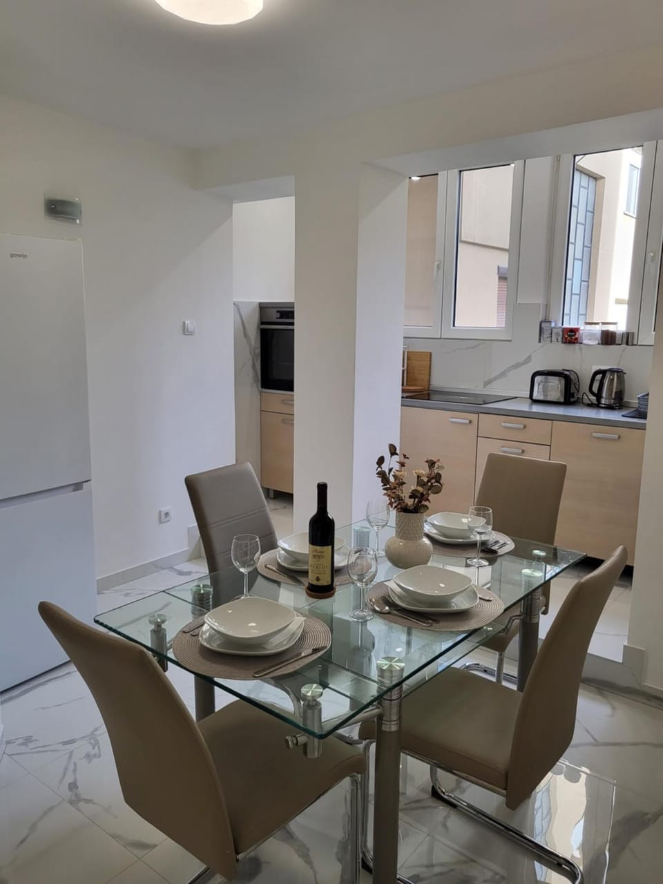 Kitchen or kitchenette, Dining area