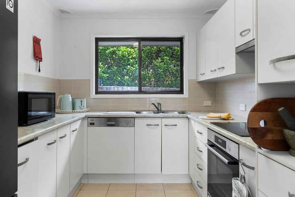 Coffee/tea facilities, Kitchen or kitchenette, dishwasher, oven, stove, toaster