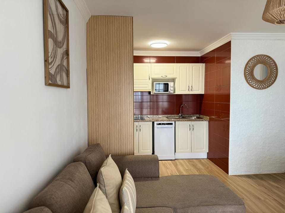 Kitchen or kitchenette, Living room, Dining area, minibar, pet friendly, stove