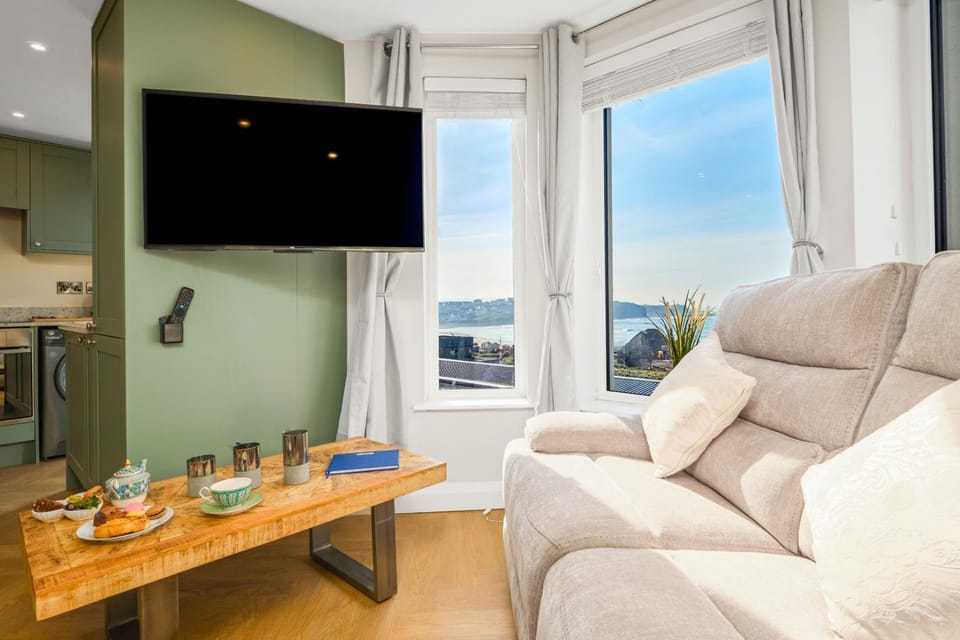 Luxury Seaview Penthouse - Sleeps 7 - Golf Park 4 Apartment in Portrush