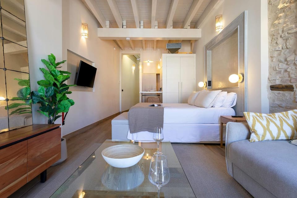 Bed, TV and multimedia, Living room, Photo of the whole room, Seating area, Bedroom