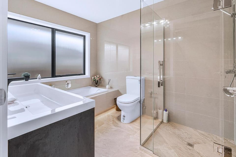 New, spacious, enjoy a quality stay in Flagstaff House in Hamilton