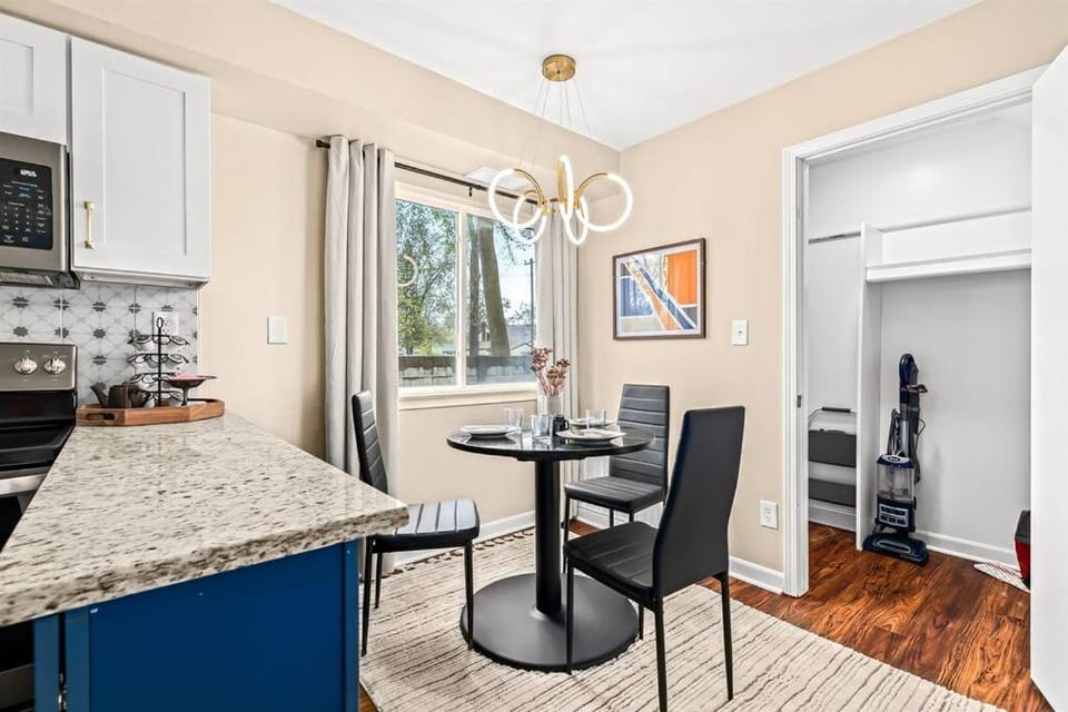 New! Pet-Friendly 1BR in the heart of Roseville! Apartment in Lake Erie