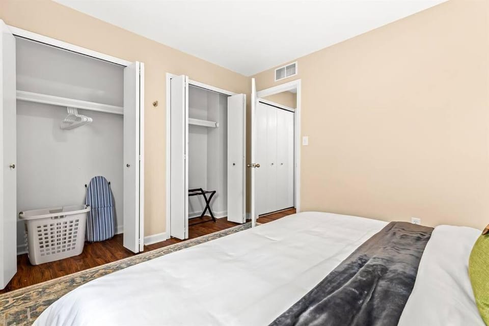 New! Pet-Friendly 1BR in the heart of Roseville! Apartment in Lake Erie