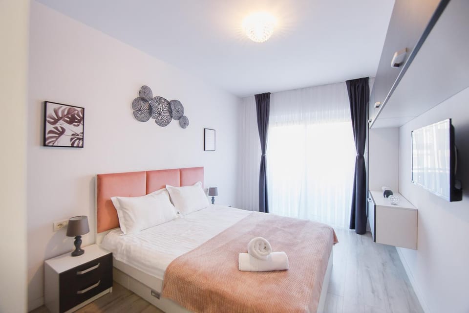 Bed, TV and multimedia, Bedroom, towels
