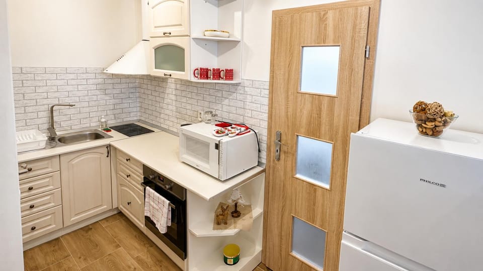 Kitchen or kitchenette, microwave, oven, stove