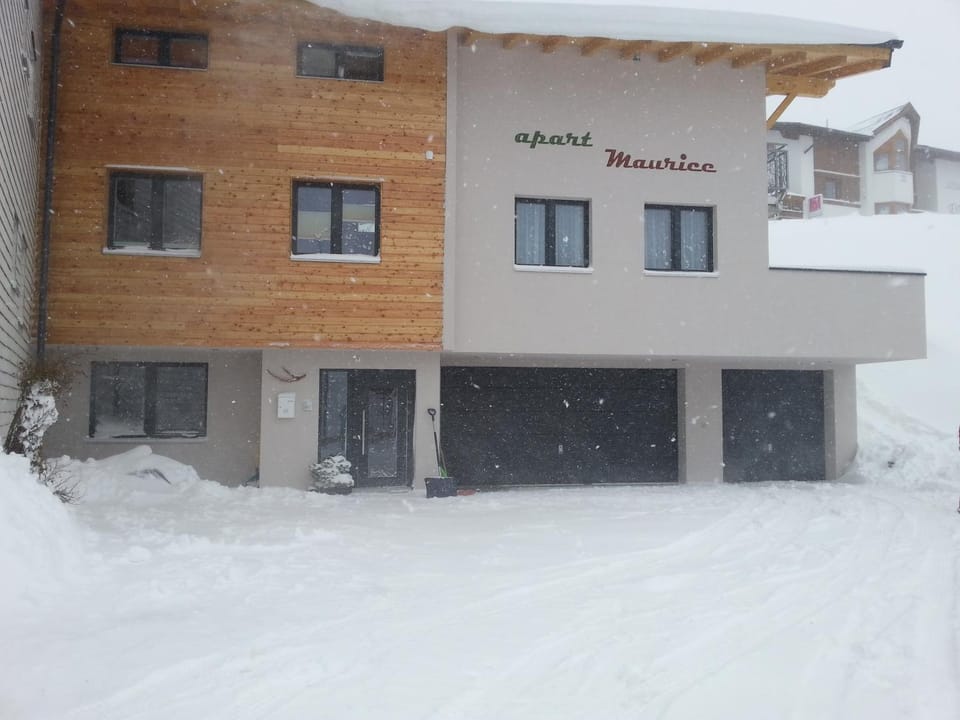 Property building, Facade/entrance, Winter