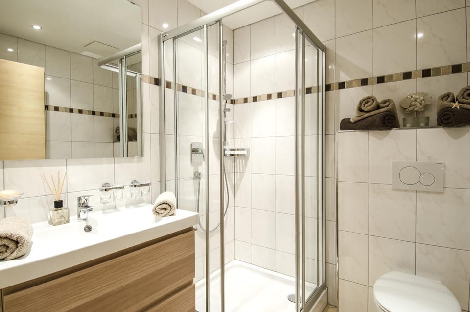Shower, Toilet, Bathroom, Photo of the whole room, Decorative detail