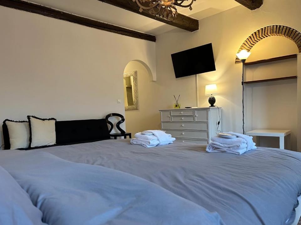 Bed, TV and multimedia, Bedroom, towels